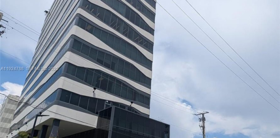 Propiedad comercial en Aventura, Florida № 2039623