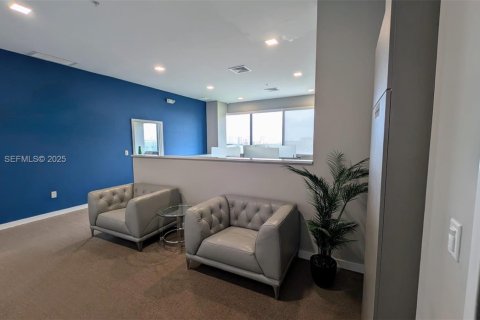 Propiedad comercial en venta en Aventura, Florida № 2039623 - foto 2