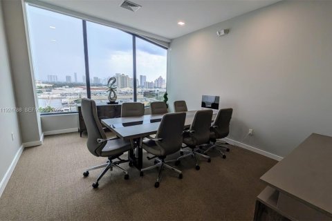 Propiedad comercial en venta en Aventura, Florida № 2039623 - foto 8