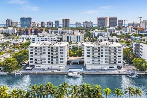 Appartement à louer à Bay Harbor Islands, Floride: 2 chambres, 133.87 m2 № 1966261 - photo 1