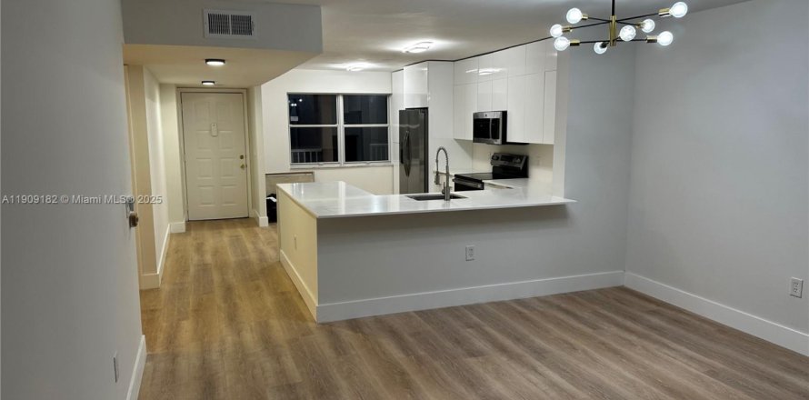 Кондоминиум с 2 спальнями в Санрайз, Флорида № 1964489