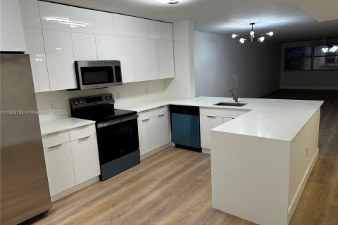 Купить кондоминиум в Санрайз, Флорида 2 спальни, 127.28м2, № 1964489 - фото 8