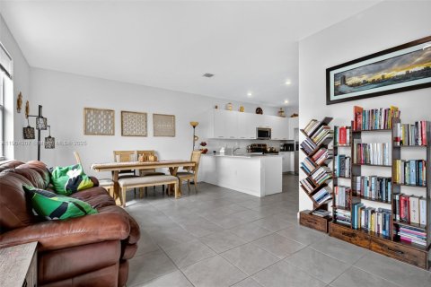 Adosado en venta en Miami, Florida, 4 dormitorios, 169.08 m2 № 1964203 - foto 17