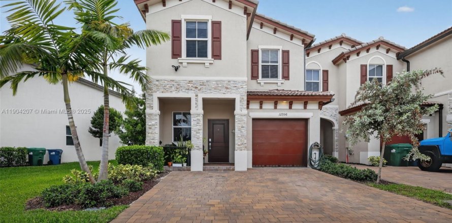 Adosado en Miami, Florida 4 dormitorios, 169.08 m2 № 1964203