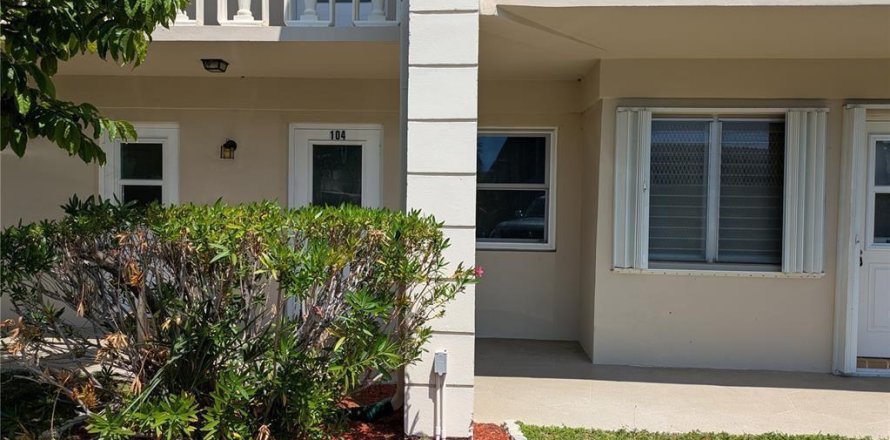 Condo in Lighthouse Point, Florida, 1 bedroom № 2187984