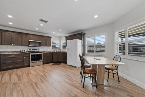 House in Lakeland, Florida 2 bedrooms, 152.08 sq.m. № 2130088 - photo 9