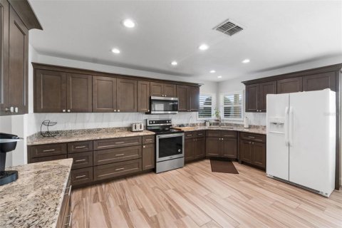House in Lakeland, Florida 2 bedrooms, 152.08 sq.m. № 2130088 - photo 6