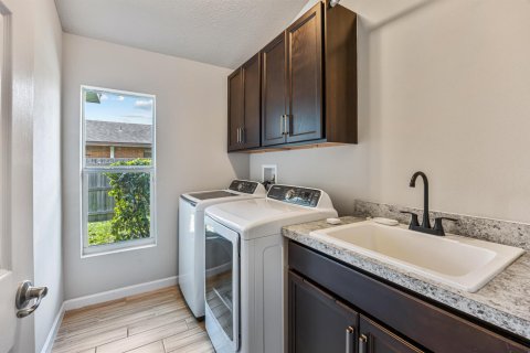 Villa ou maison à vendre à Palm Bay, Floride: 5 chambres, 226.22 m2 № 2399753 - photo 29