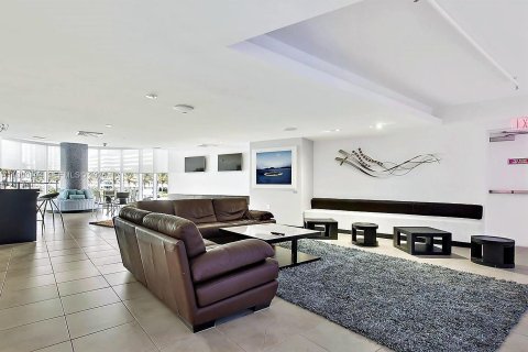 Condominio en alquiler en Hallandale Beach, Florida, 3 dormitorios, 171.03 m2 № 2057963 - foto 11