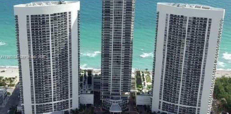 Condominio en Hallandale Beach, Florida, 3 dormitorios  № 2057963