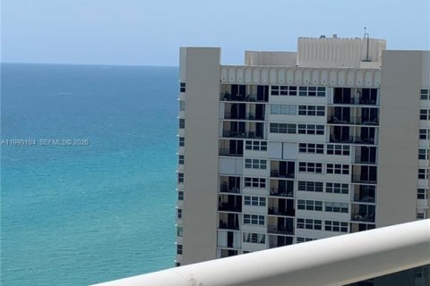 Condominio en alquiler en Hallandale Beach, Florida, 3 dormitorios, 171.03 m2 № 2057963 - foto 24