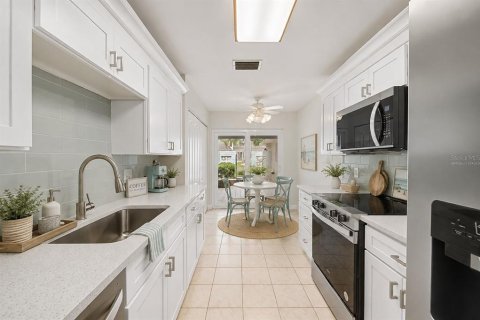 Condo in Saint Petersburg, Florida, 2 bedrooms  № 2258782 - photo 4