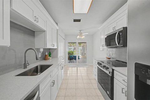 Condo in Saint Petersburg, Florida, 2 bedrooms  № 2258782 - photo 13