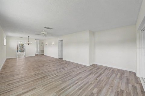 Condo in Saint Petersburg, Florida, 2 bedrooms  № 2258782 - photo 7