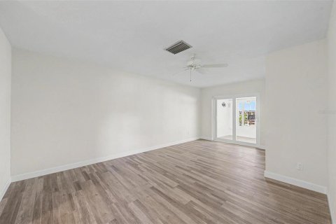 Condo in Saint Petersburg, Florida, 2 bedrooms  № 2258782 - photo 18