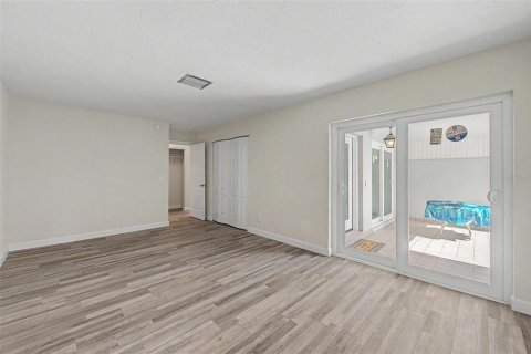 Condo in Saint Petersburg, Florida, 2 bedrooms  № 2258782 - photo 25