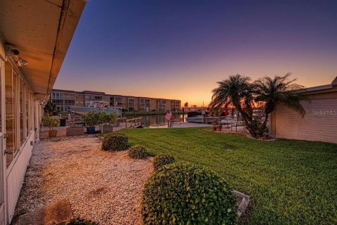 Condo in Saint Petersburg, Florida, 2 bedrooms  № 2258782 - photo 12