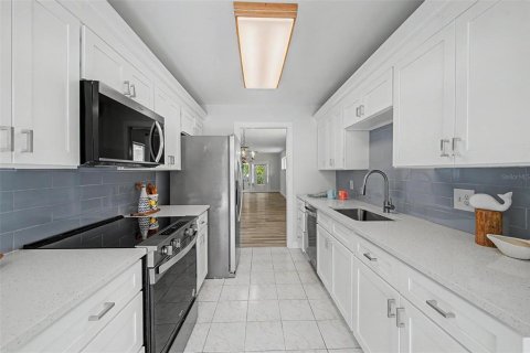 Condo in Saint Petersburg, Florida, 2 bedrooms  № 2258782 - photo 3