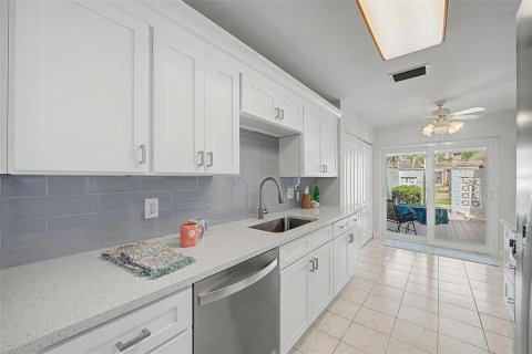 Condo in Saint Petersburg, Florida, 2 bedrooms  № 2258782 - photo 5