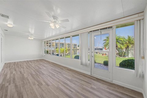 Condo in Saint Petersburg, Florida, 2 bedrooms  № 2258782 - photo 10