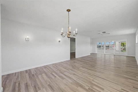 Condo in Saint Petersburg, Florida, 2 bedrooms  № 2258782 - photo 15