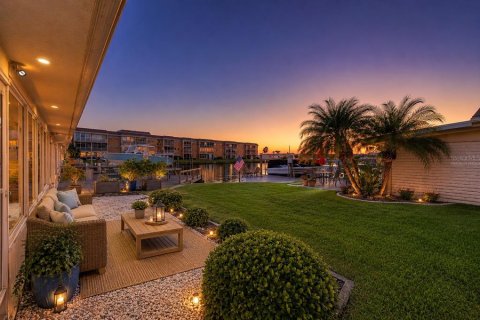 Condo in Saint Petersburg, Florida, 2 bedrooms  № 2258782 - photo 11