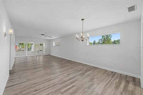 Condo in Saint Petersburg, Florida, 2 bedrooms  № 2258782 - photo 27
