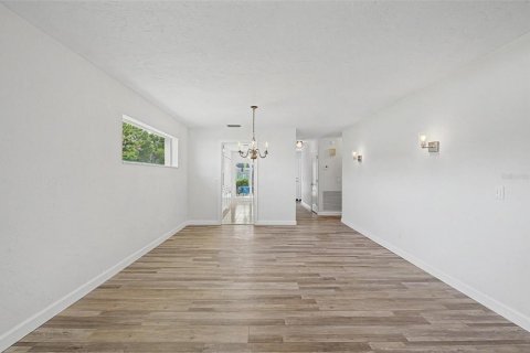 Condo in Saint Petersburg, Florida, 2 bedrooms  № 2258782 - photo 16