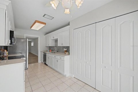 Condo in Saint Petersburg, Florida, 2 bedrooms  № 2258782 - photo 14