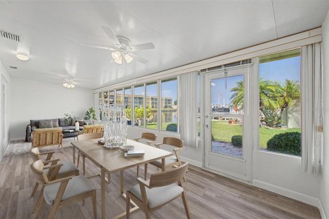 Condo in Saint Petersburg, Florida, 2 bedrooms  № 2258782 - photo 9