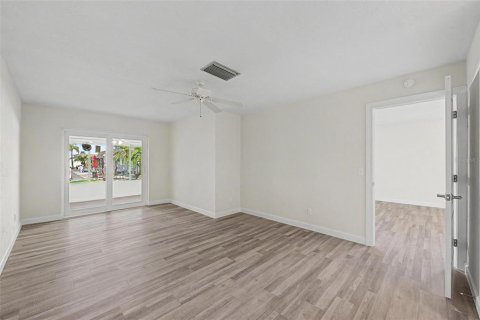Condo in Saint Petersburg, Florida, 2 bedrooms  № 2258782 - photo 19