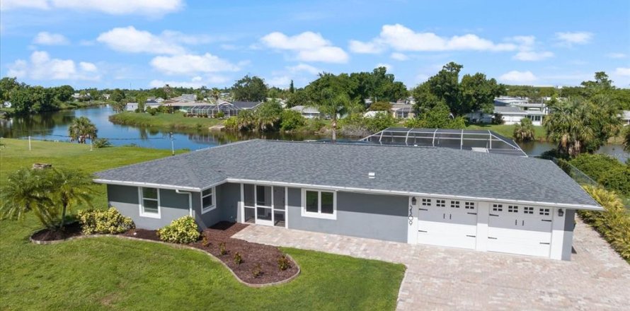 House in Port Charlotte, Florida 3 bedrooms, 197.14 sq.m. № 1791619