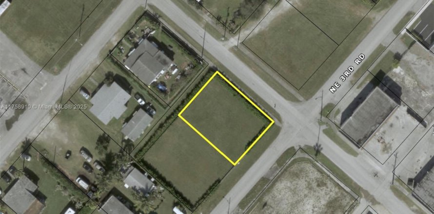 Commercial property in Homestead, Florida № 1860353