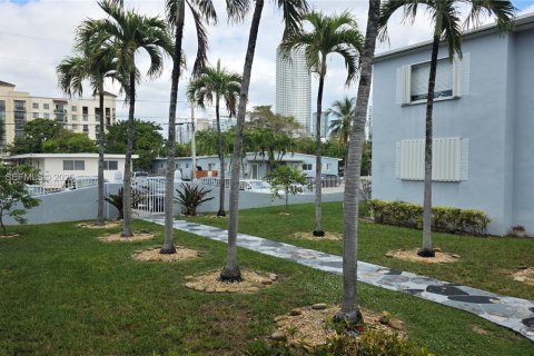 Снять в аренду кондоминиум в Майами, Флорида 2 спальни, 78.04м2, № 1987300 - фото 2