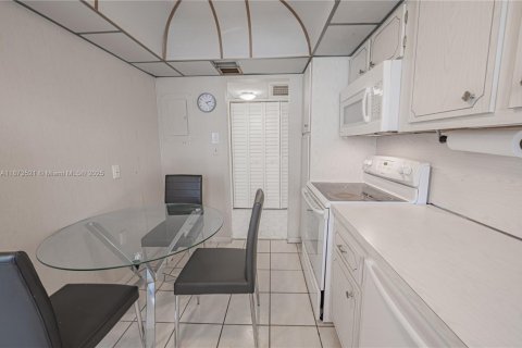 Condo in Hollywood, Florida, 2 bedrooms  № 1898111 - photo 18