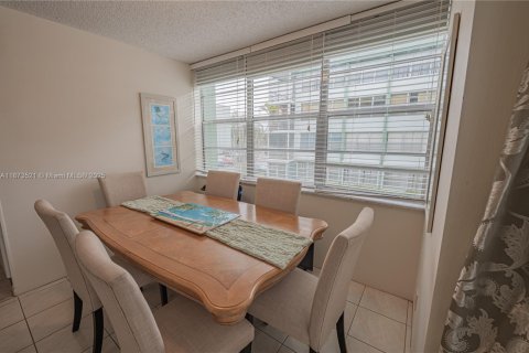 Condo in Hollywood, Florida, 2 bedrooms  № 1898111 - photo 14