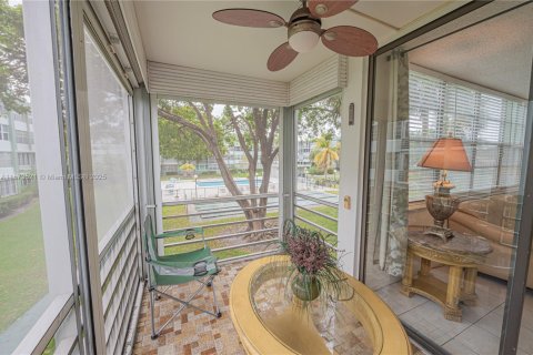 Condo in Hollywood, Florida, 2 bedrooms  № 1898111 - photo 9