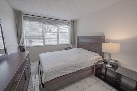 Condo in Hollywood, Florida, 2 bedrooms  № 1898111 - photo 25