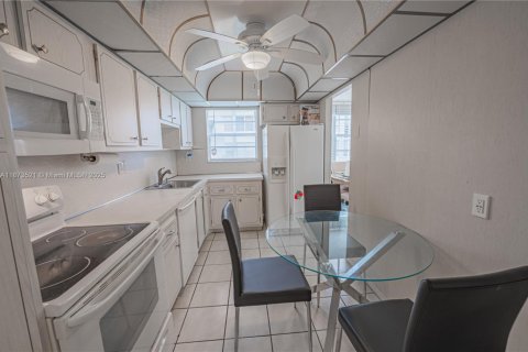 Condo in Hollywood, Florida, 2 bedrooms  № 1898111 - photo 16