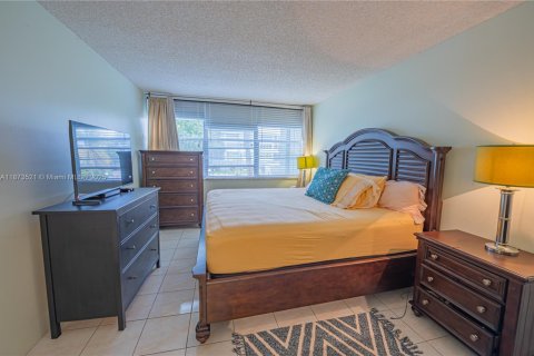 Condo in Hollywood, Florida, 2 bedrooms  № 1898111 - photo 20