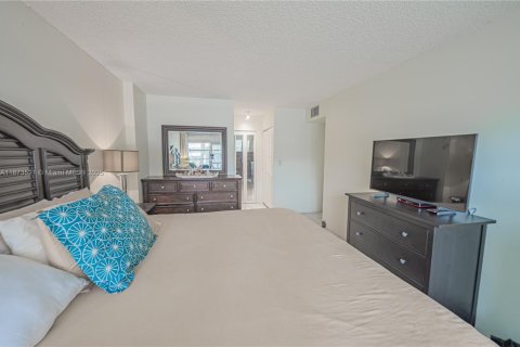 Condo in Hollywood, Florida, 2 bedrooms  № 1898111 - photo 23