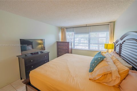 Condo in Hollywood, Florida, 2 bedrooms  № 1898111 - photo 21