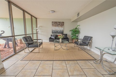 Condo in Hollywood, Florida, 2 bedrooms  № 1898111 - photo 29