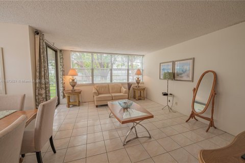 Condo in Hollywood, Florida, 2 bedrooms  № 1898111 - photo 4