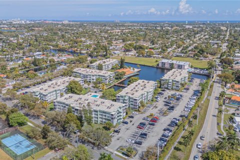 Condo in Hollywood, Florida, 2 bedrooms  № 1898111 - photo 12