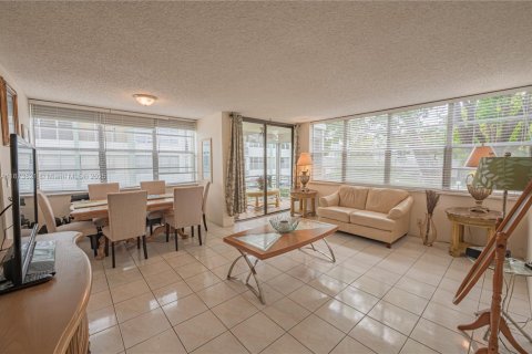 Condo in Hollywood, Florida, 2 bedrooms  № 1898111 - photo 1