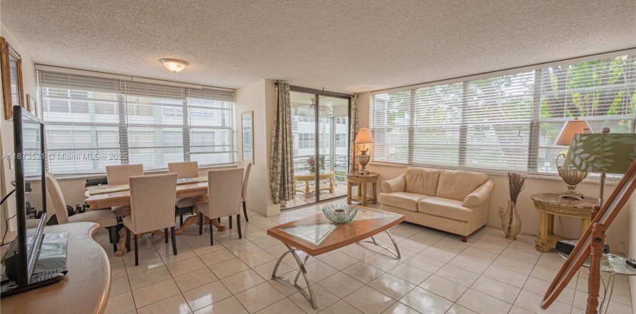 Condo in Hollywood, Florida, 2 bedrooms № 1898111