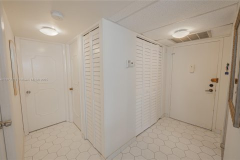 Condo in Hollywood, Florida, 2 bedrooms  № 1898111 - photo 5