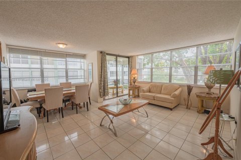 Condo in Hollywood, Florida, 2 bedrooms  № 1898111 - photo 2