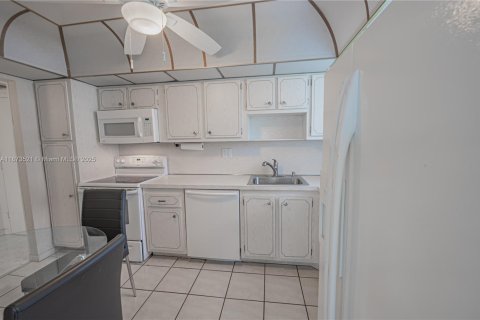 Condo in Hollywood, Florida, 2 bedrooms  № 1898111 - photo 17